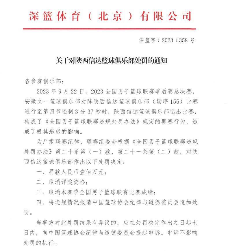 昔日安静的洛克威小镇，迩来怪事不竭，先是农家被毁、车子破坏等。一天晚上，发电厂也遭到了粉碎，致使全镇停电，引发了全镇居平易近的发急。小男孩霍加斯（艾力·马伦斯奥 Eli Marienthal 配音）感觉迹象很可疑，因而沿着电缆线走到了建在丛林中的发电厂，发现了凶手——钢铁伟人（范·迪塞尔 Vin Diesel 配音）。起头霍加斯被钢铁伟人庞大的身躯吓坏了，但发现他被高压电缆线缠住，没法脱身。霍加斯没有筹算将此事向年夜人们陈述，而是筹算救他出来，在多日的交往进程中，霍加斯发现他实在有颗仁慈的心，两人成了好伴侣。钢铁伟人以铁为食，天天要耗损年夜量的铁，求过于供，霍加斯只好带他往狄恩（小哈里·康尼克 Harry Connick Jr.）旧车厂。 另外一方面，当局派来了肯特（克里斯托弗·麦克唐纳 Christopher McDonald 配音），清查铁伟人的着落，并到...